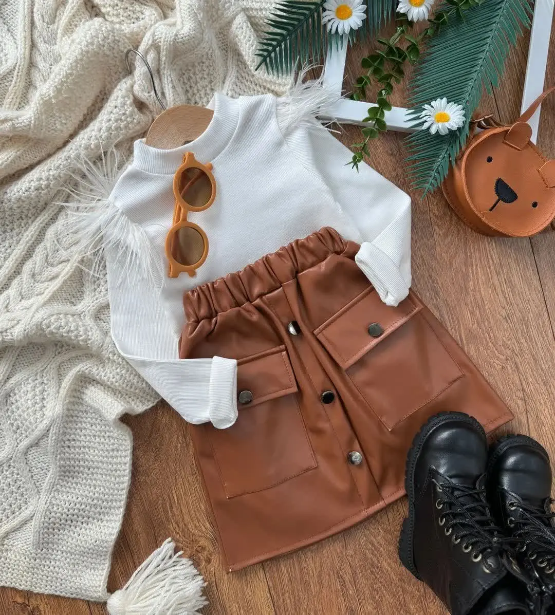  🔵سایزبندی👈۴۰_۵۵ (مناسب حدود ۲تا۸سال) ___________________________ 🔵جنس محصول 👈 شومیز فانریپ پنبه کبریتی که کشسانی دارد دامن چرم ورق بزنید عکس هارو تنخور قشنگش هست 🥳 _________________________