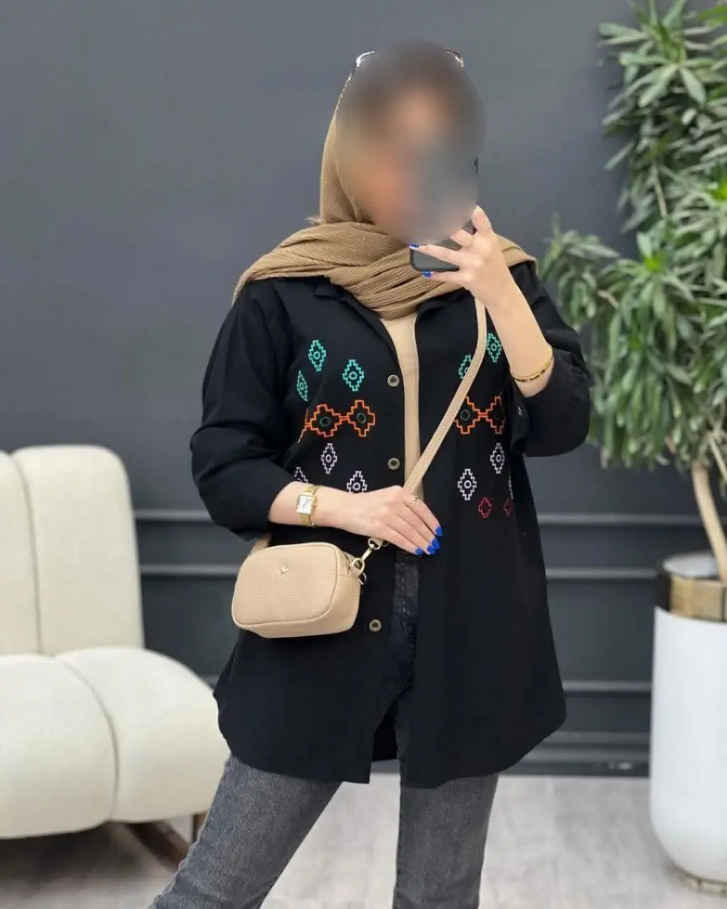 این مدل رو بخر، بپوش کیف کن، هم مجلسیه هم همه فن حریف، گلدوزی‌های قشنگش ازش یه کار خاص ساخته، جنسشم ک بابوس سه نخ خنکه
