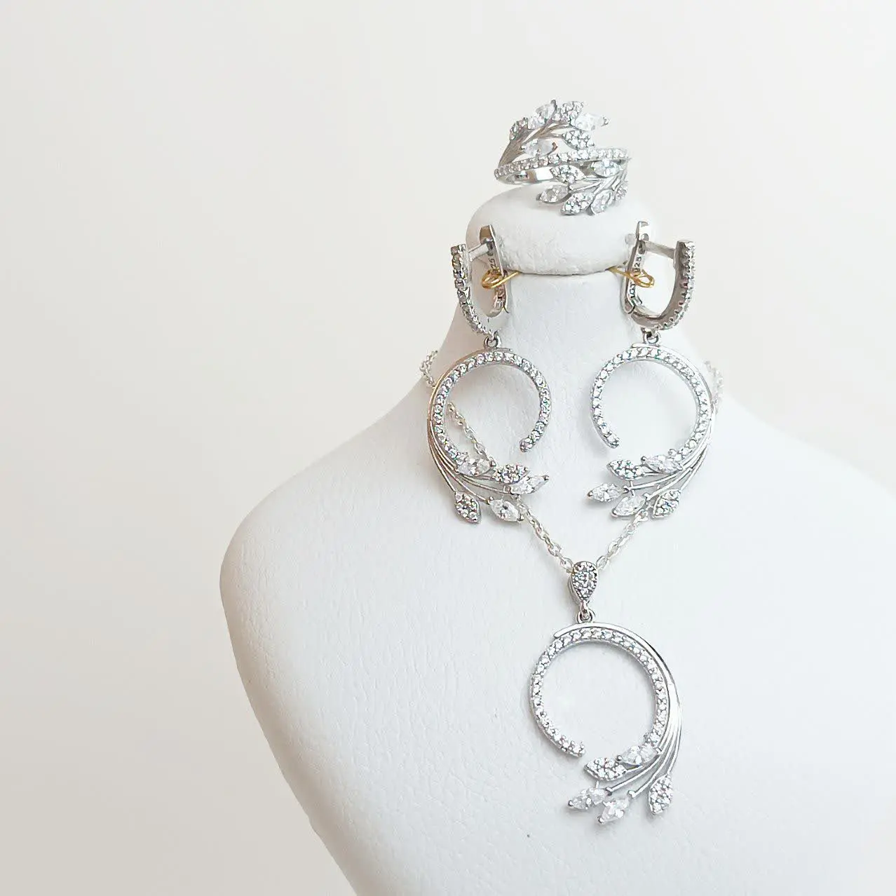 شامل انگشتر، پلاک و گوشواره...