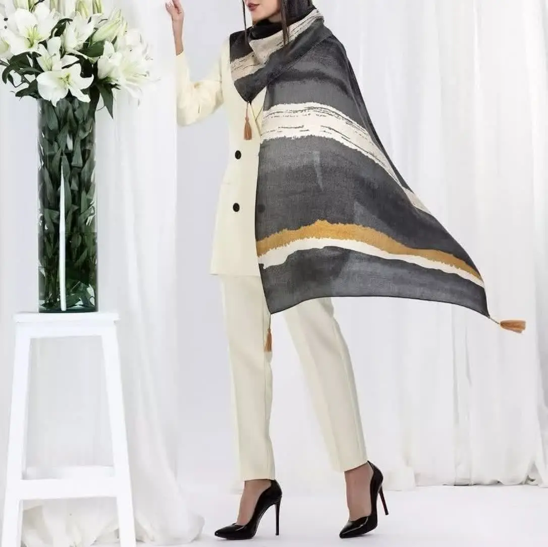 🧕 شال صابونی منگوله دار 
