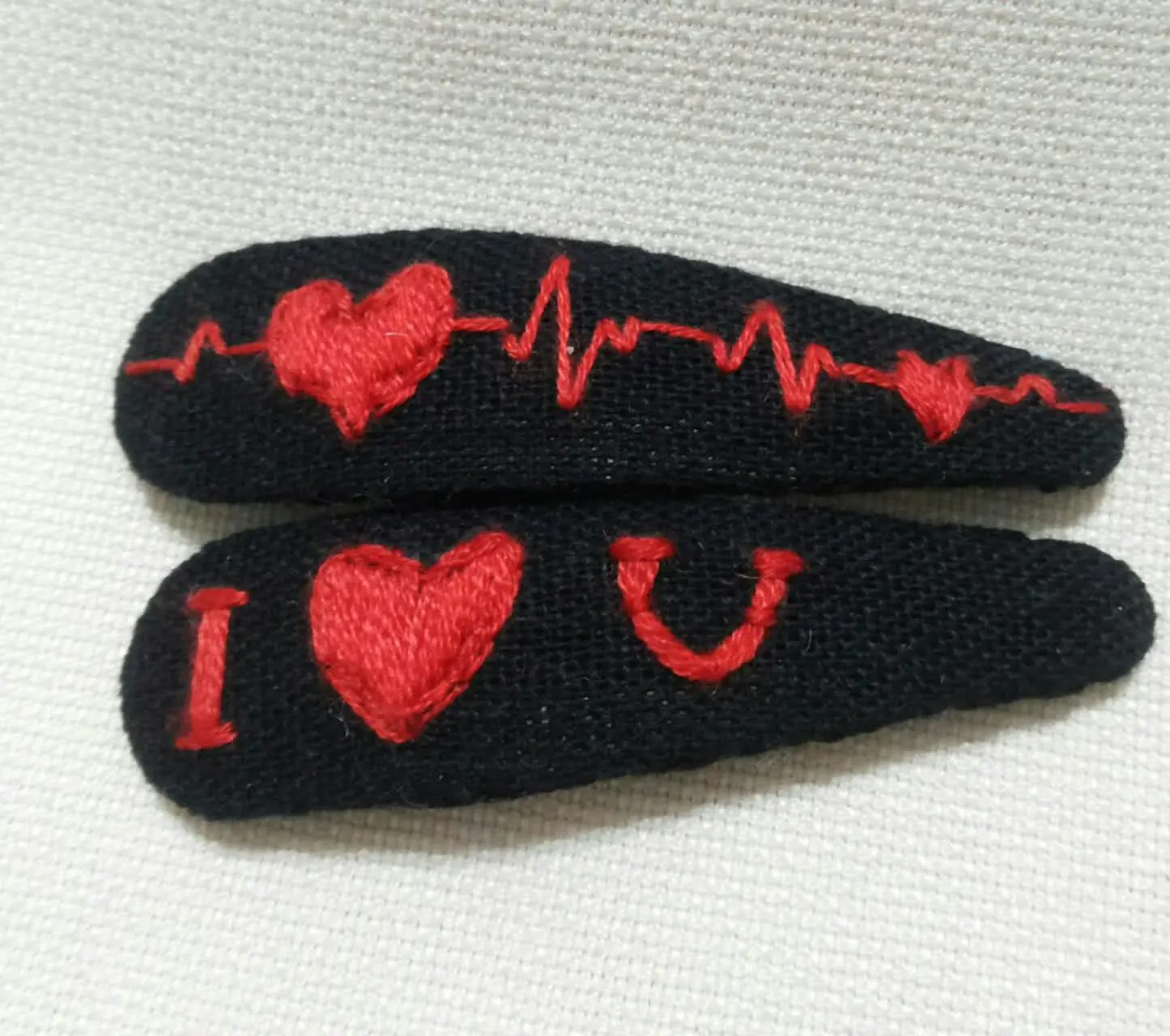 سنجاق سر گلدوزی طرح ضربان قلب ❤️
