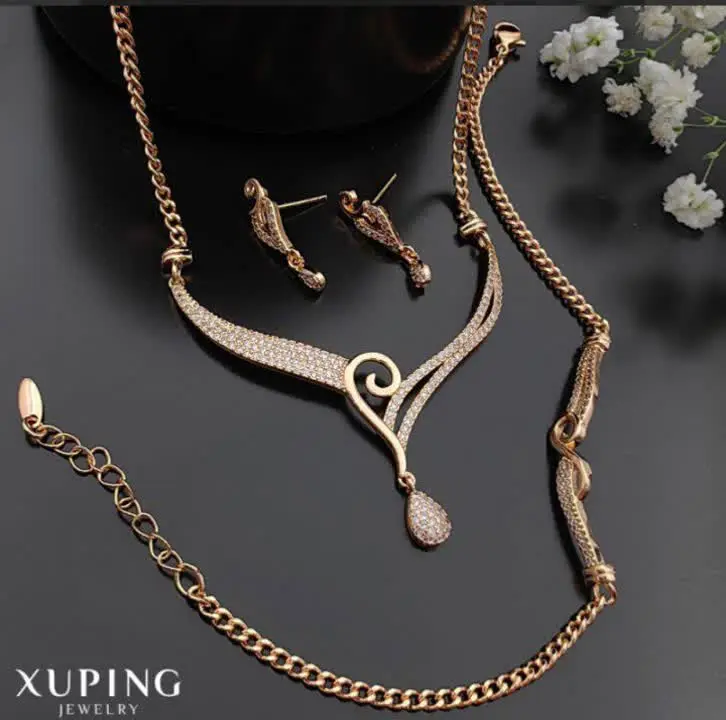 سرویس نگین‌دار طرح طلا از برند ژوپینگ 
