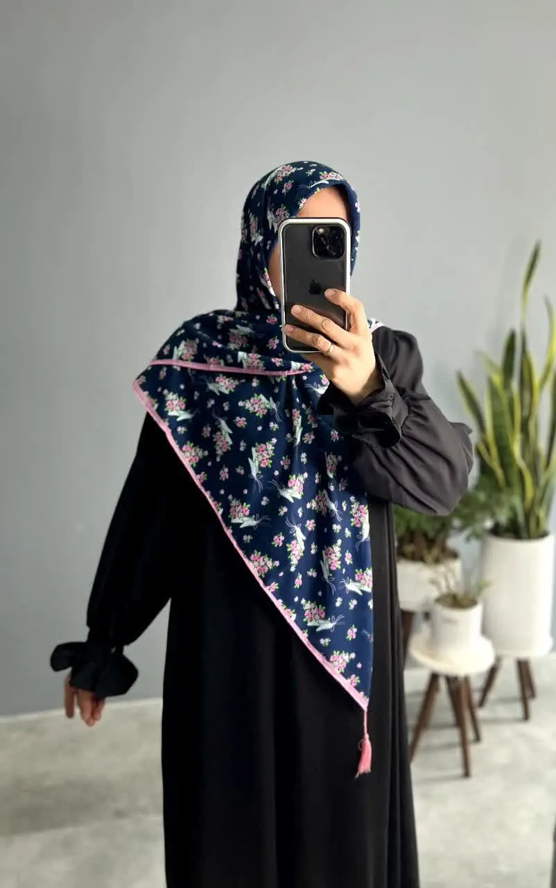 زمینه این کار سرمه‌ای خوشرنگ و با کلاسه😎 
