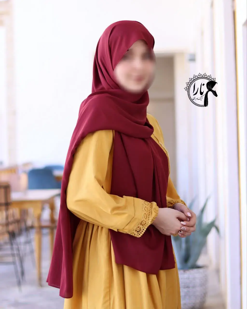 شال حریرکرپ که دوکاره است😍 هم می‌تونین مدل روسری ببندین هم مدلی که جلو نوک تیز وایسته🌹❤️
