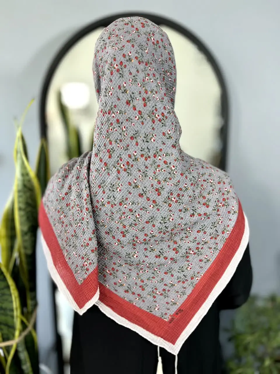 زمینه طوسی باشه و گلهای خوشرنگ روش جولان بده🥰
