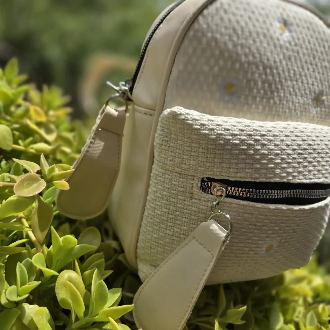 ببین برات کیف آوردم باچه قیمتی، هم‌میتونی دستی استفاده کنی هم بندشو مثل کوله بندازی و یه مینی کوله کیوت داشته باشی، هم با بند بلند به عنوان کیف دوشی استفاده کنی
