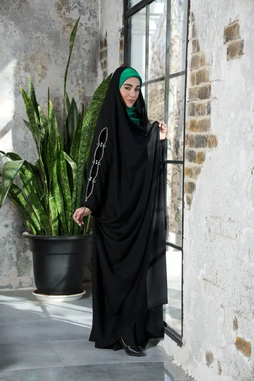 مدل: جده پارمیس (جواهر دوزی کار دست، متریال استفاده شده از جنس سنگ) 
