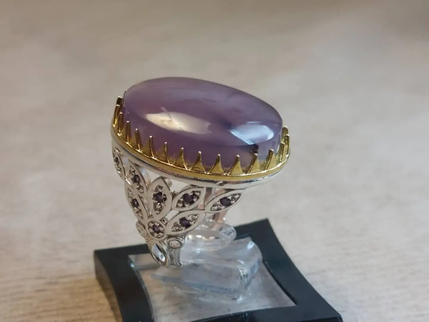 ✴️ انگشتر نقره با نگین عقیق سوسنی طبیعی درجه یک قواره دار
