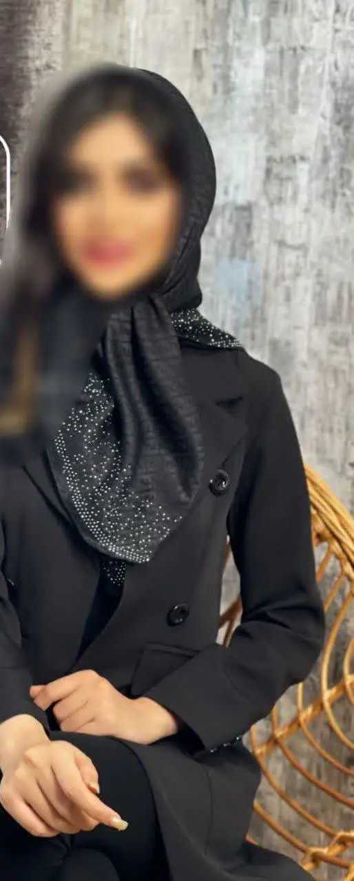 روسری نخ ابریشم ژاکارد وی آی پی، قواره ۱۰۰، کیفیت فوق العاده عالی، مناسب مانتو‌های کارشده، دور تا دور کار نگین زیبای اتریشی پرس، شده داره که زیر نور خیلی زیباست
