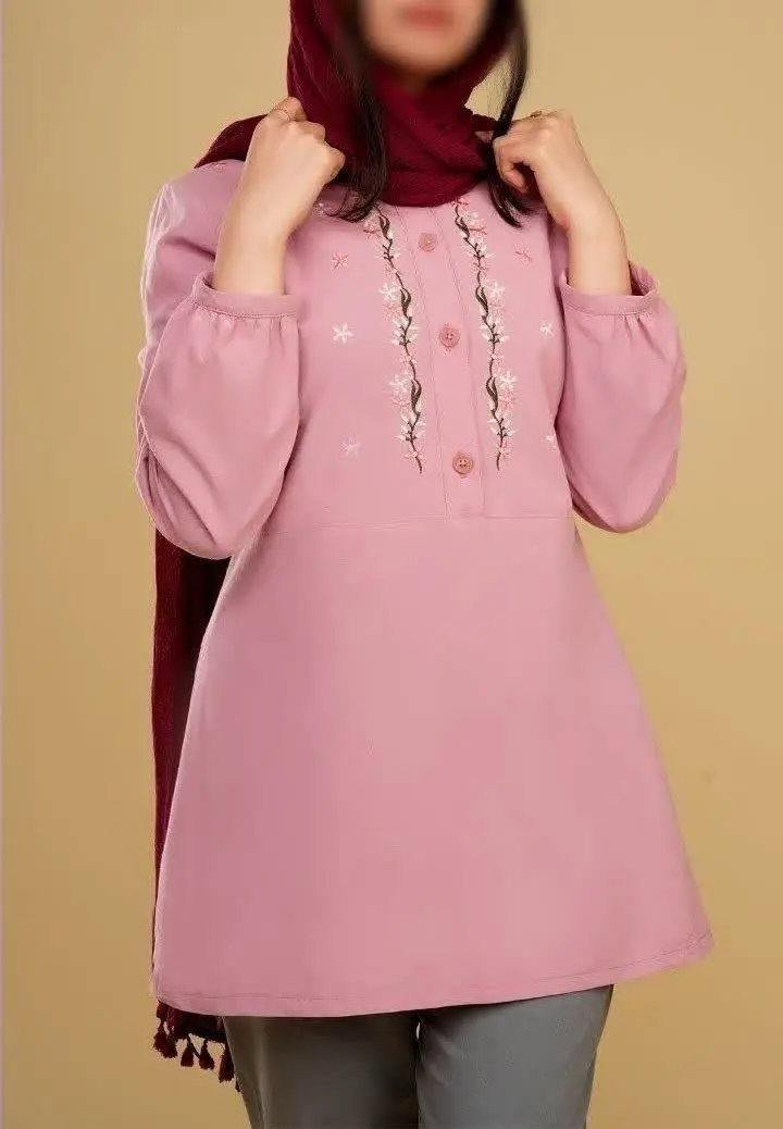 تن پوش «بابونه» از اون مدلهاست که مطمئنا همتون عاشقش میشید 🥰 یه تونیک راحت و زیبا که قسمت جلوی لباس ۴ عدد دکمه میخوره، با گلدوزی‌های جذاب ریسه‌ای و پراکنده در قسمت جلوی لباس و رنگبندی جذابش😍