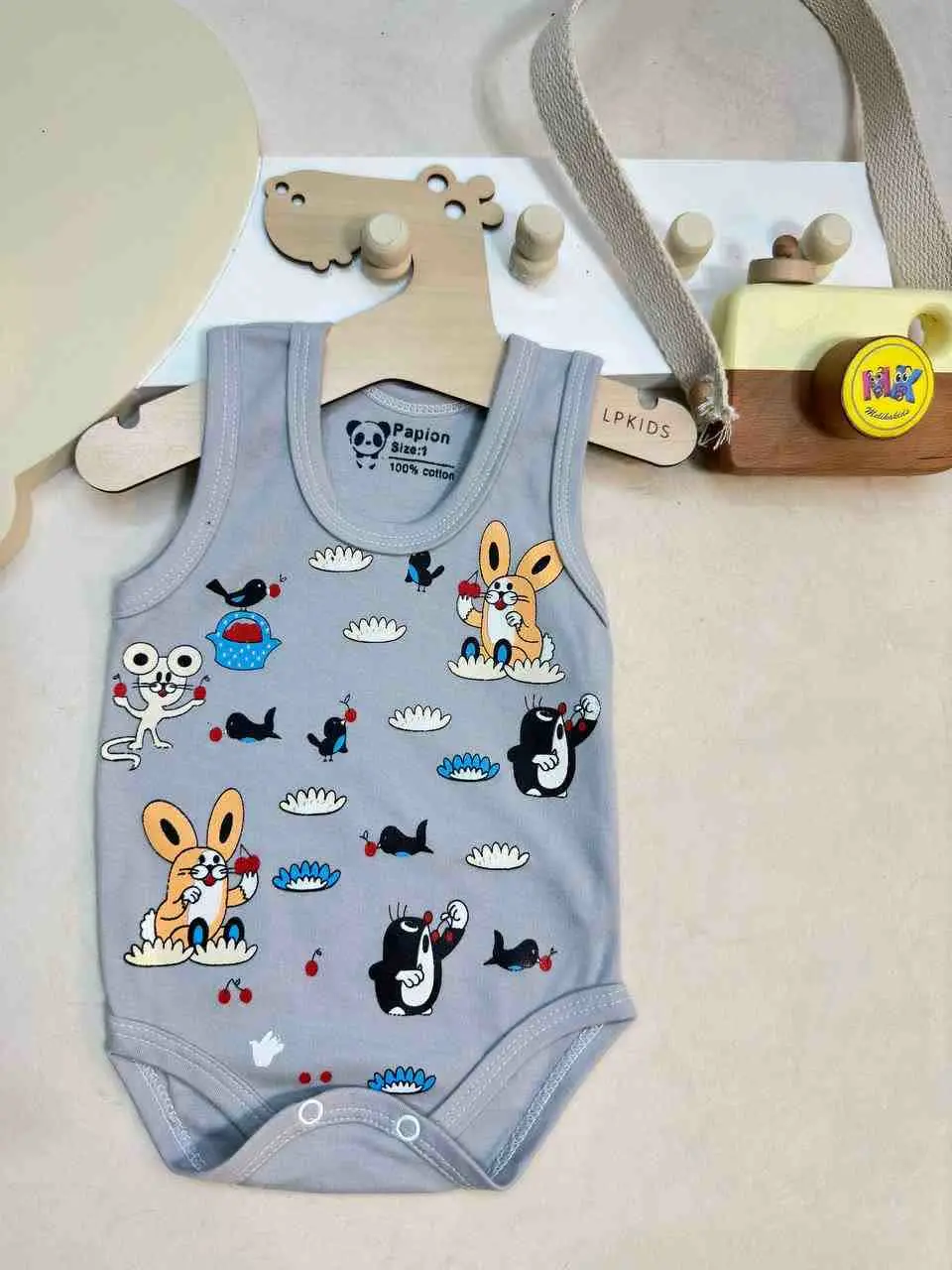 کد ۱۸۱۳ بادی زیردکمه طرح حیوانات طوسی نوزادی 
