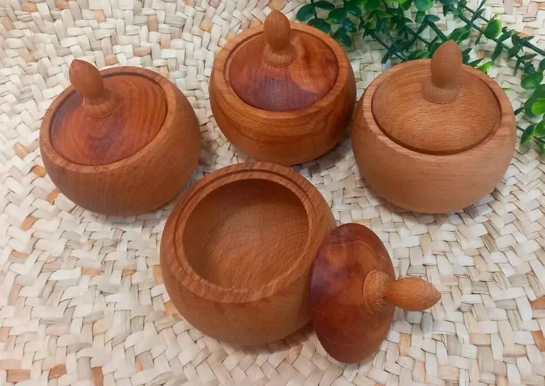 قندان چوبی کوچک درب دار

