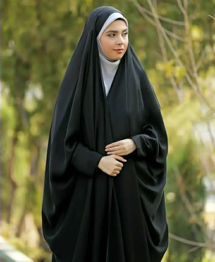 این مدل جلو باز هست اما در جلوی چادر یک کش تعبیه شده که با قرار دادن کش روی دست مخالف جلوی 
