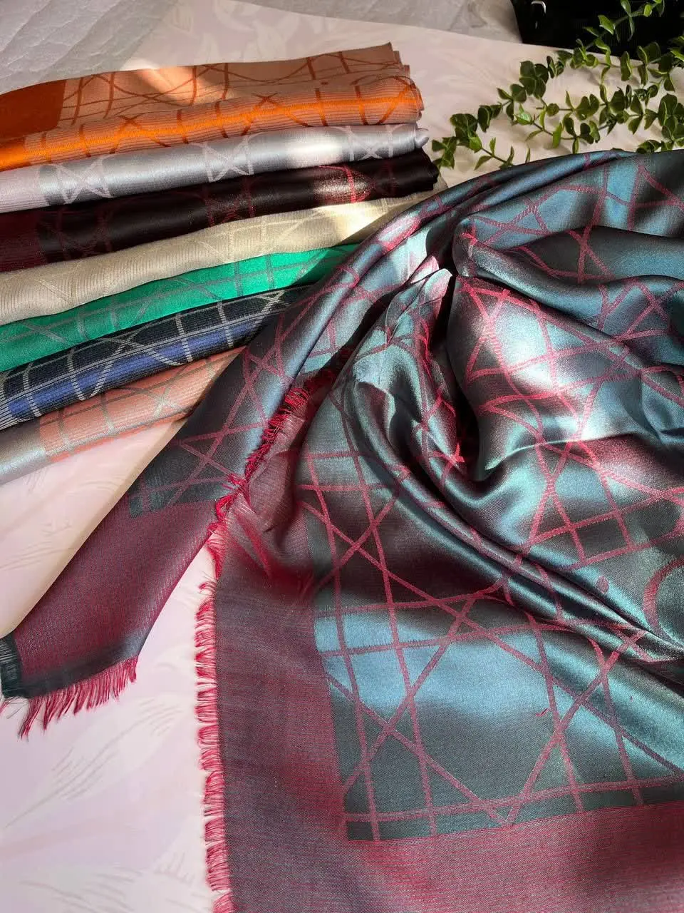 این روسری دونوع جنس داره که یه مدل ارزونتره وچروک میشه
