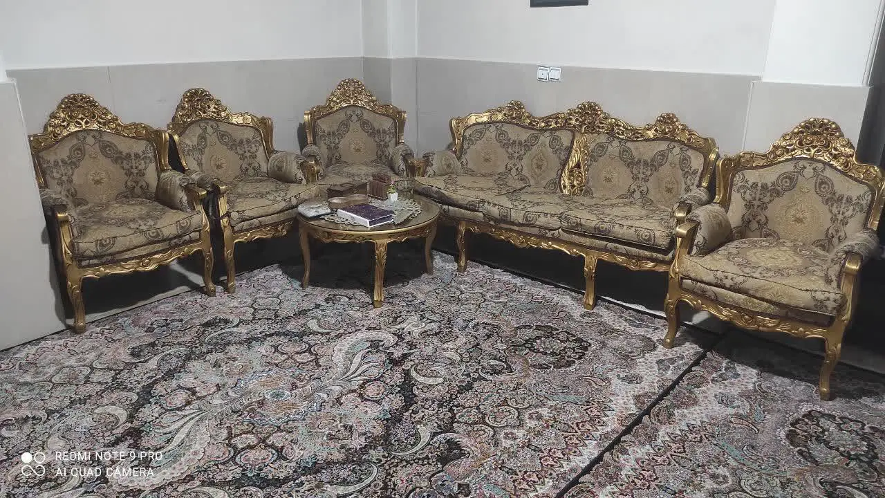 مبل ۷ نفره با دو عدد صندلی میزبان چوب گردو بسیار محکم. یک میز گرد بزرگ و دو عدد عسلی هم داره رو میزی هاش رو هم اشانتیون به خریدار محترم تقدیم میشه
