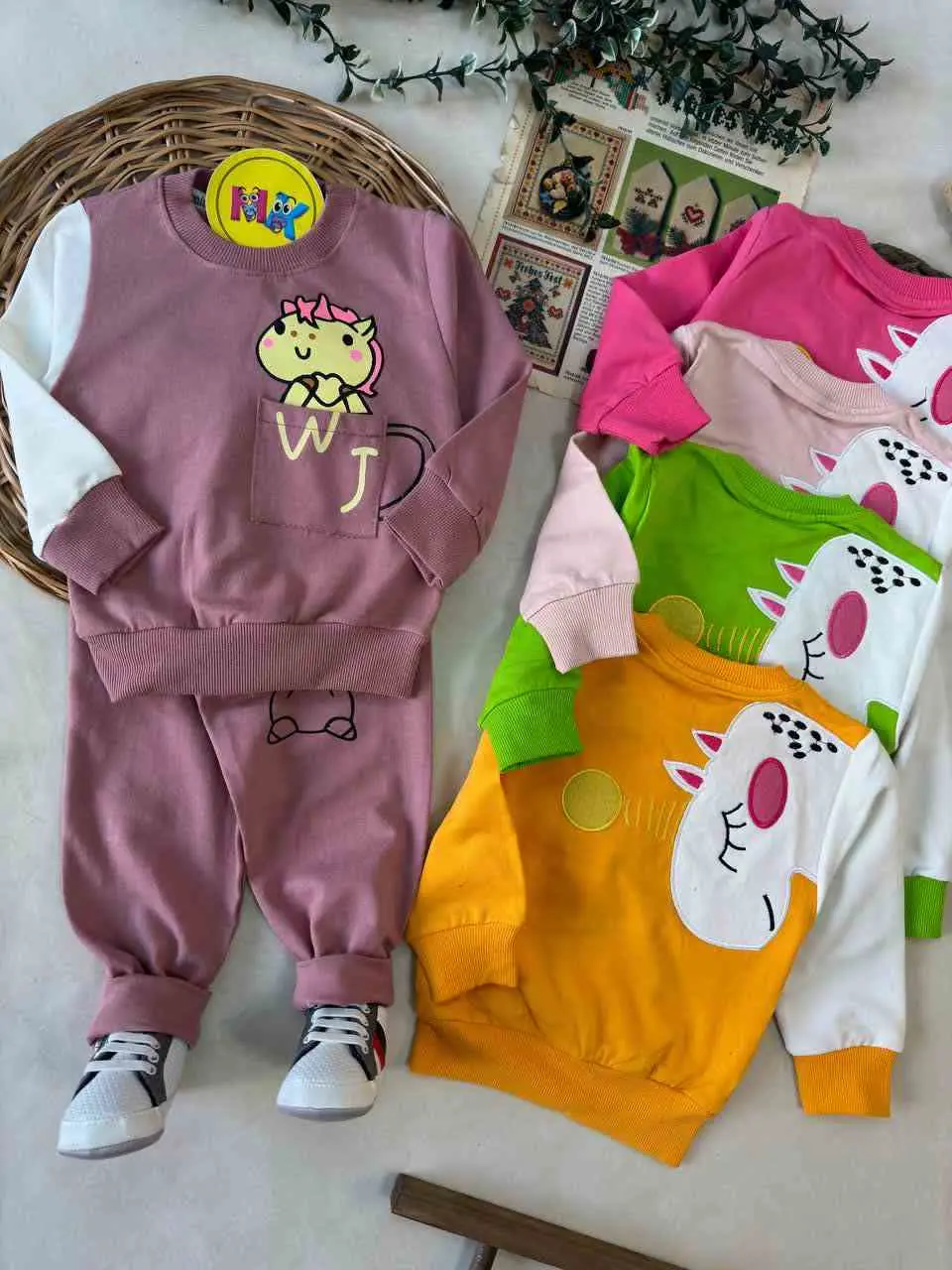 کد ۱۸۳۷ بلوز شلوار طرح تک شاخ جیب دار نوزادی و کودک 
