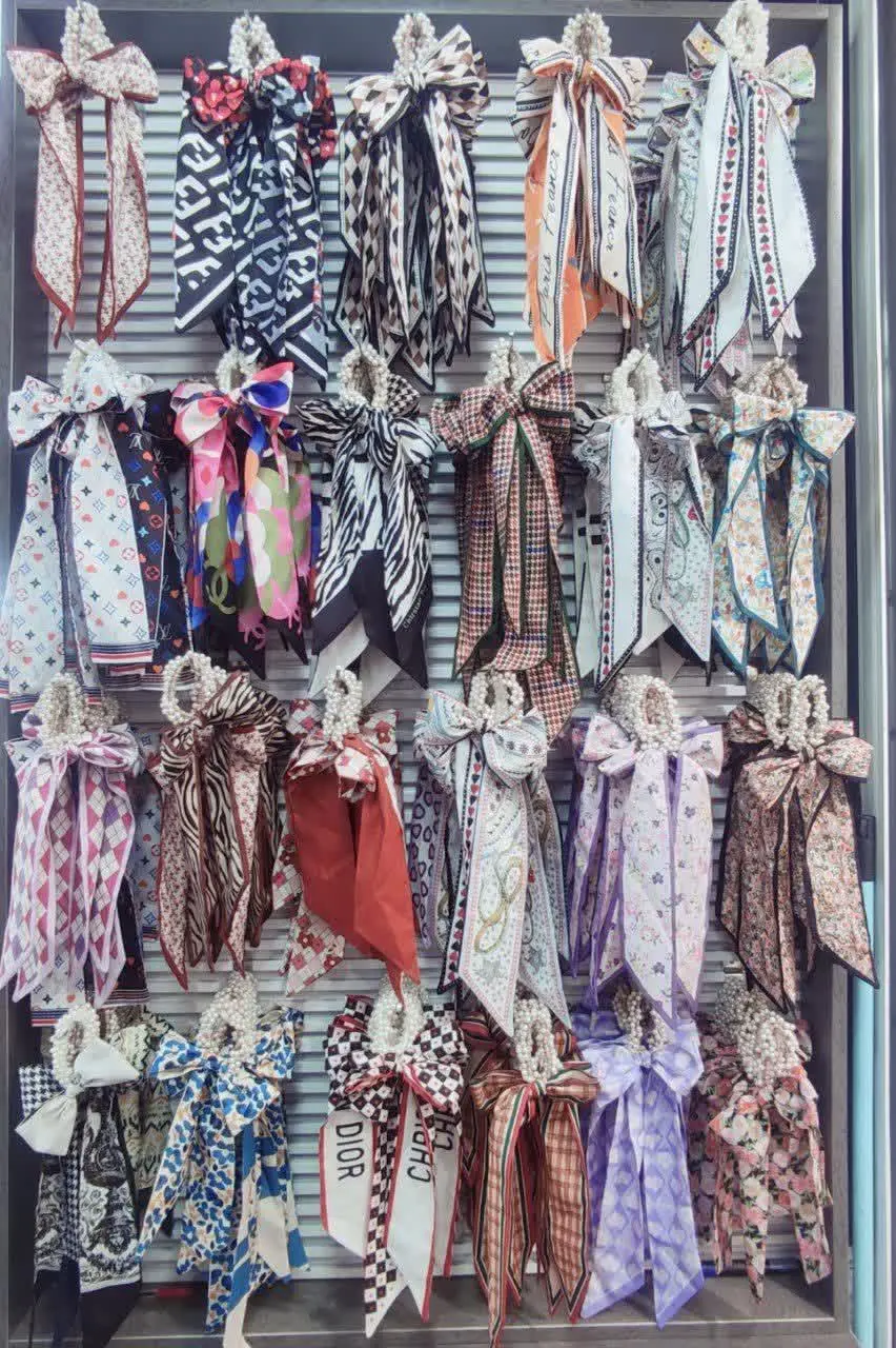 کش‌موی‌ مرواریدی باندانا دار سفید مشکی
