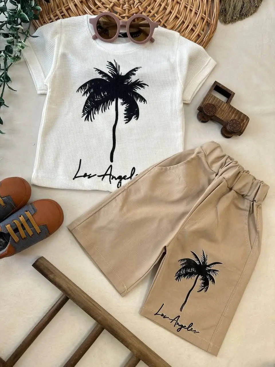 تیشرت شلوارک طرح نخل بیسکویتی نوزادی و کودک کد ۱۱۰۶۴ 
