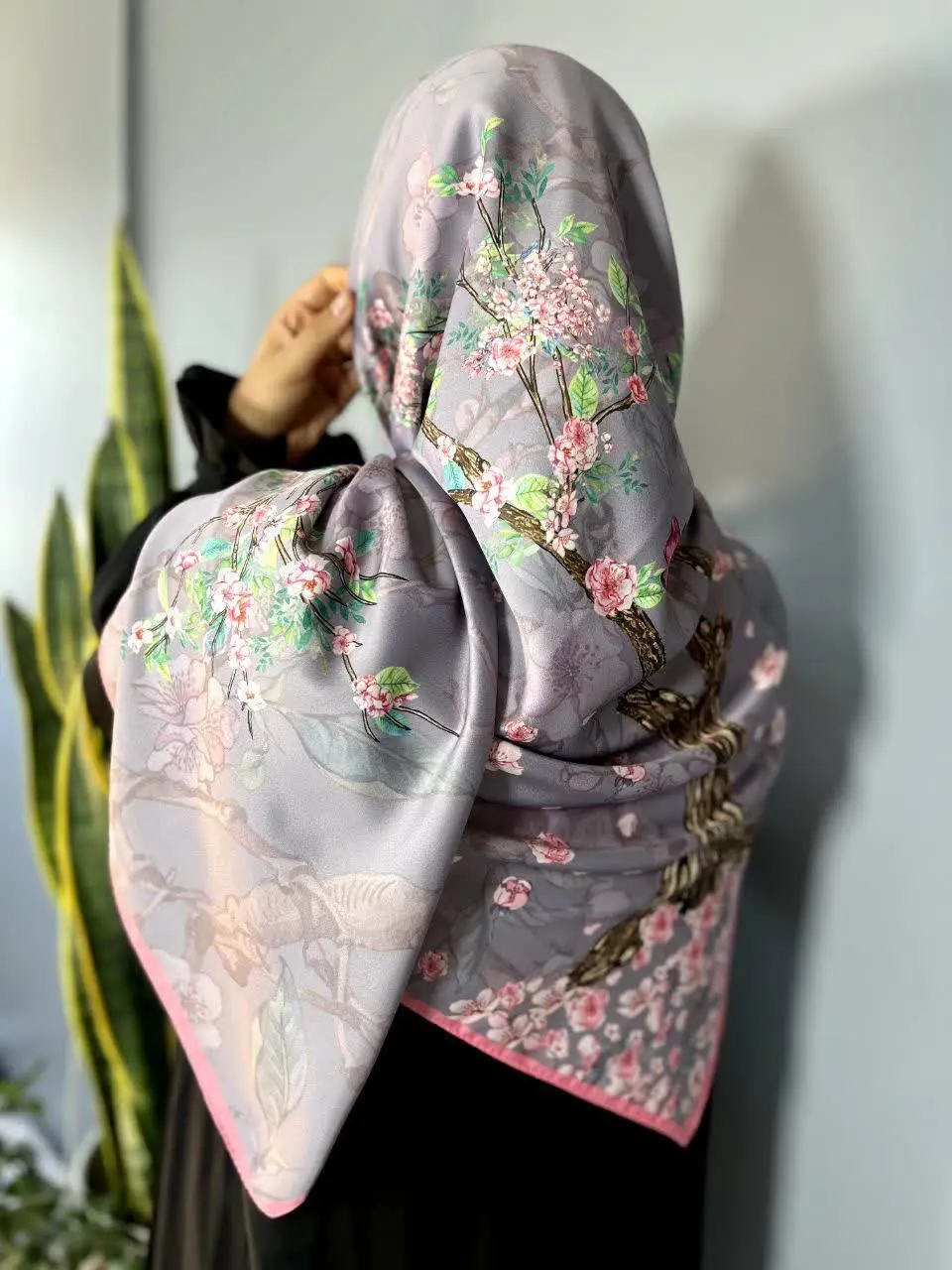 روسری مجلسی ساتن با طرح شکوفه و پروانه تقدیم نگاهتون🥰
