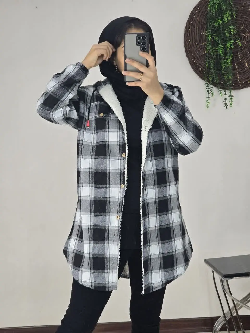 یه مدل بخر اسپرت، رنگ بندی قشنگ، چارخونه همیشه ترند داخلشم خز داره و مناسب روزای سرد پاییزه، بایه شلوار جین، کتان، چرم یا سوییت یه استایل اسپرت و شیک داشته باش
