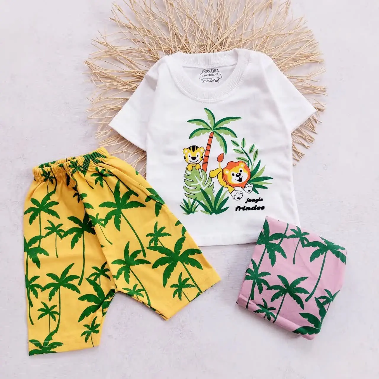 تیشرت شلوارک شیر و نخل
