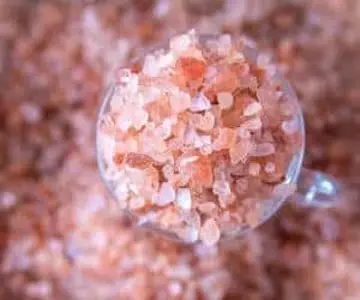 نمک هیمالیا، که همچنین به نام نمک پنجاب و نمک صورتی نیز شناخته می‌شود، از معادن عظیم و باستانی به دست می‌آید. این نمک با رنگ زیبای صورتی، نه تنها به غذاها طعم خوشمزه می‌دهد، بلکه دارای خاصیت