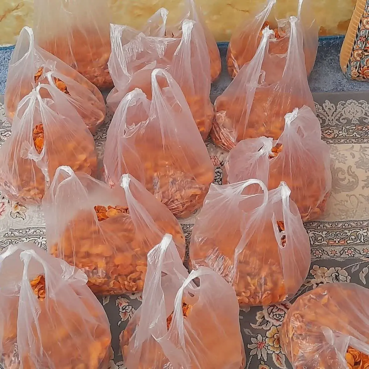 فروش برگه‌ی زردالوتمیزوتازه وامساله روی پارچه تمیزخشک شده بدون گردوخاک واسه روستای ماهنشان 
