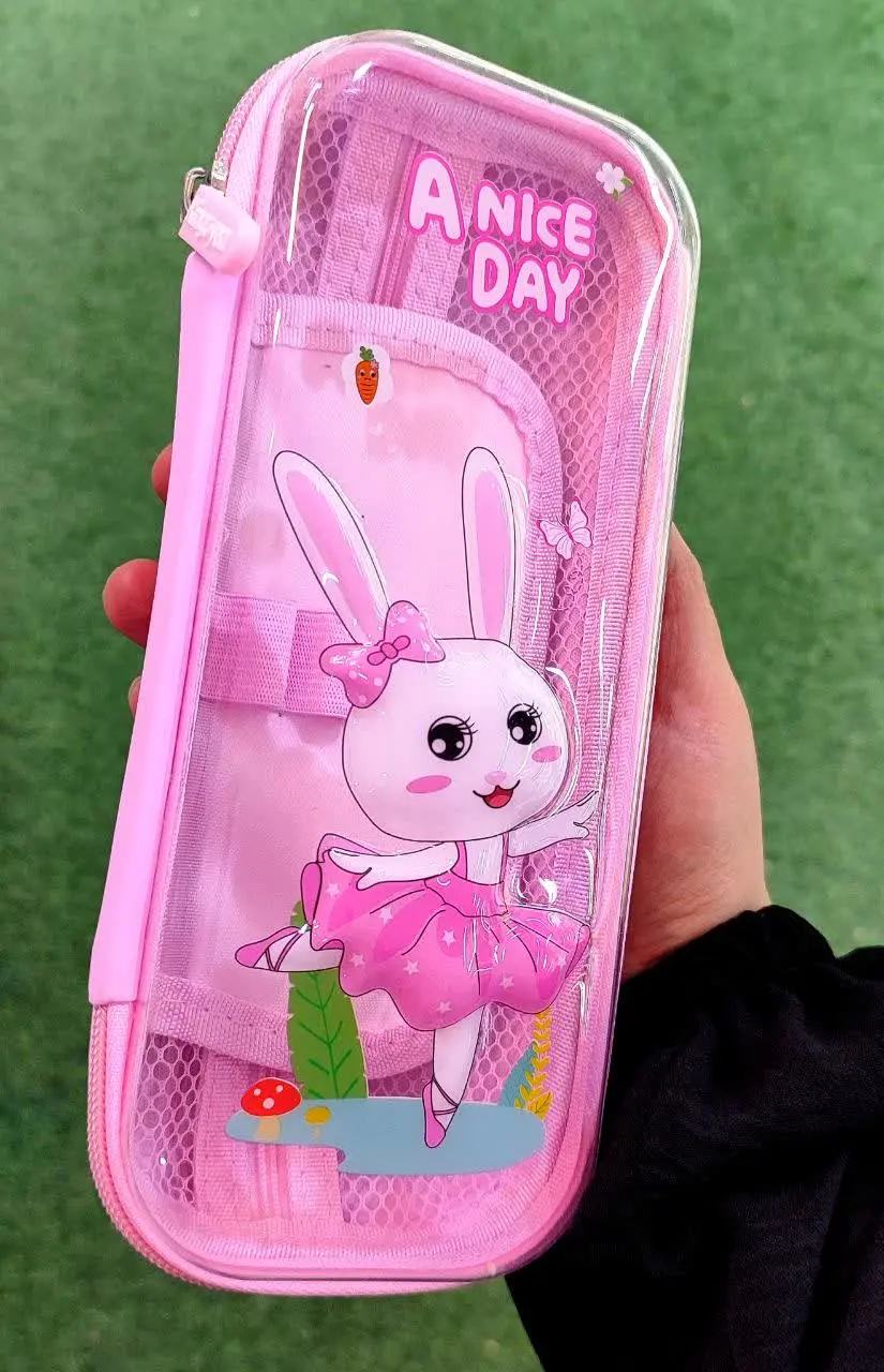 😊جامدادی نیم تبلتی شفاف. طرح خرگوش. بسیاااار زیبا و با کیفیت و پرفروش. امسال حسابی ترند شده. ابعاد ۲۵ در ۱۳. بنفش و صورتی😊
