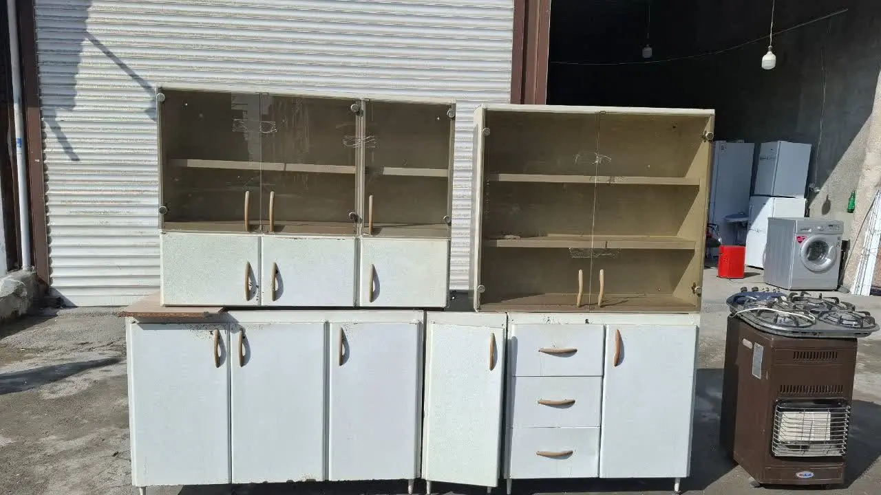 کابینت سه متر بالا سه متر تمام فلز بدون سینک کاملا سالم و تمیز همراه با هود
