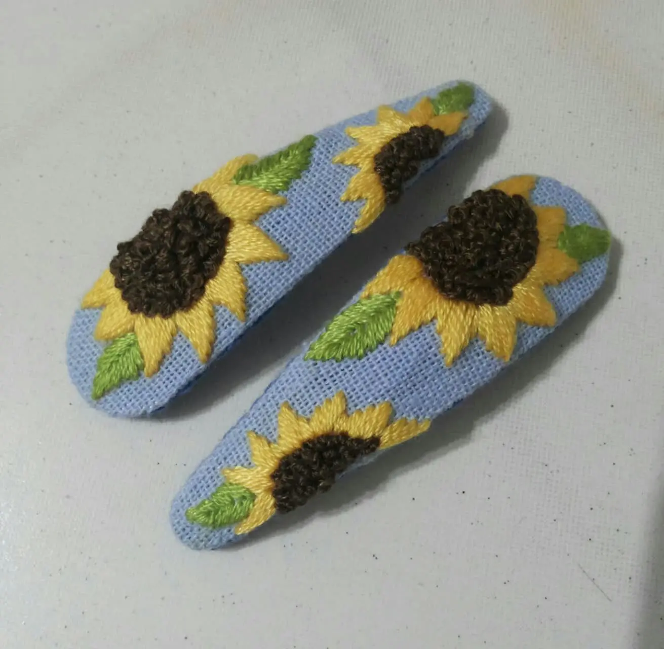 سنجاق سرگلدوزی طرح آفتابگردون🌻
