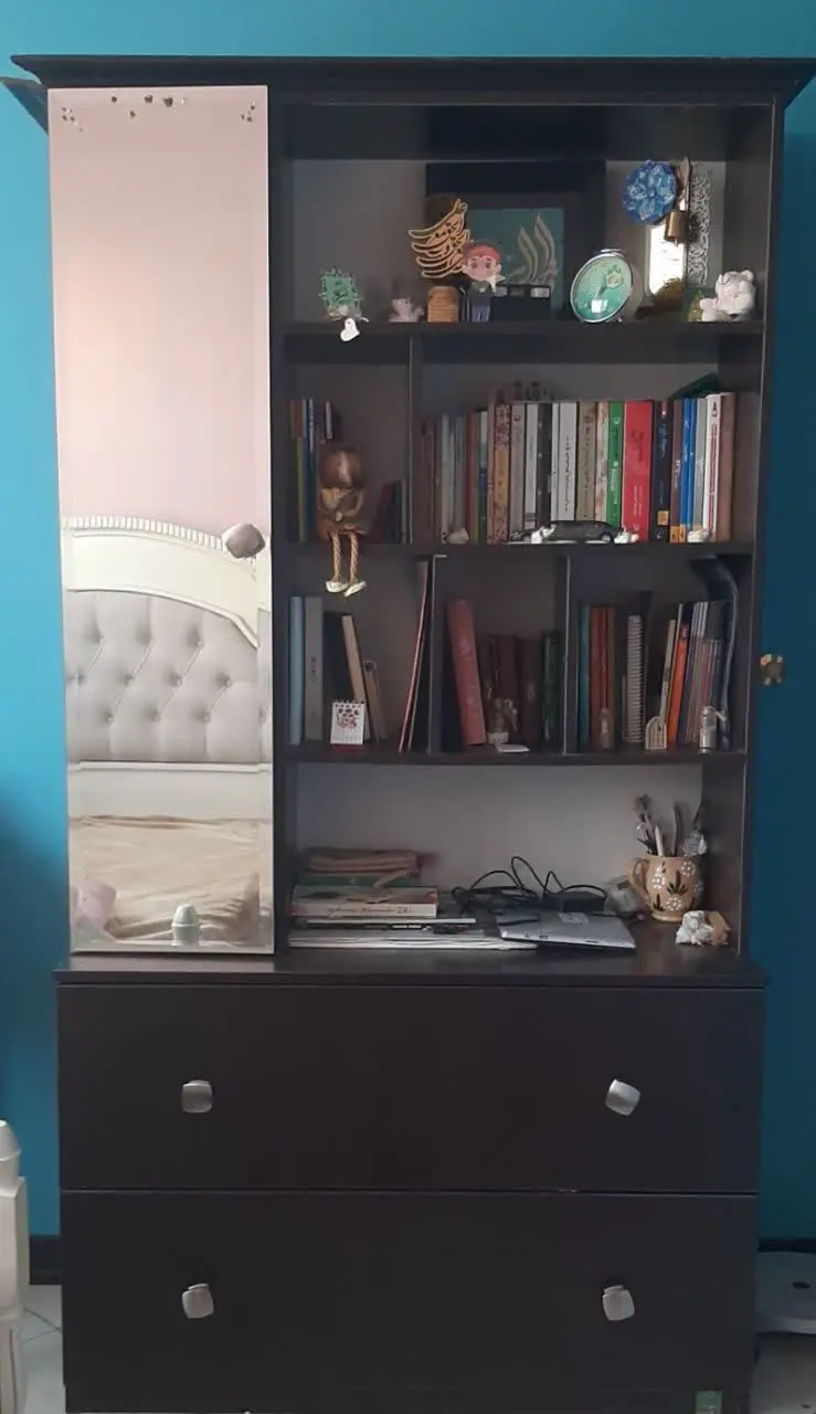 چهار طبقه کتابخانه به همراه دو عدد کشوی بزرگ برای لباس 
