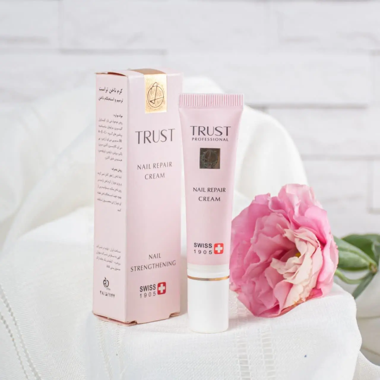 ترمیم کننده، تقویت‌کننده و استحکام‌بخش ناخن (حاوی انواع ویتامین) 
