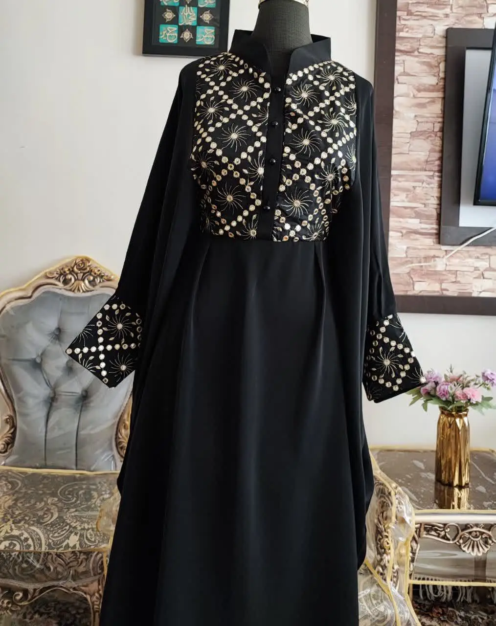 ✅عبای بحرینی تنخور عالی بالاتنه و استین سوزن دوزی فوق العاده زیبا کارشده از داخل عبا بند میخوره و پشت کمراز زیر عبا بسته میشه و یجورایی تنظیم سایز داره
