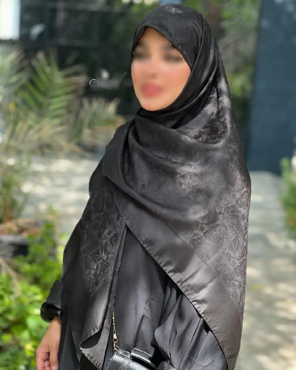 به عنوان ی روسری مشکی همه چی تمومن چ بسا که کار ترک هم هستن😍
