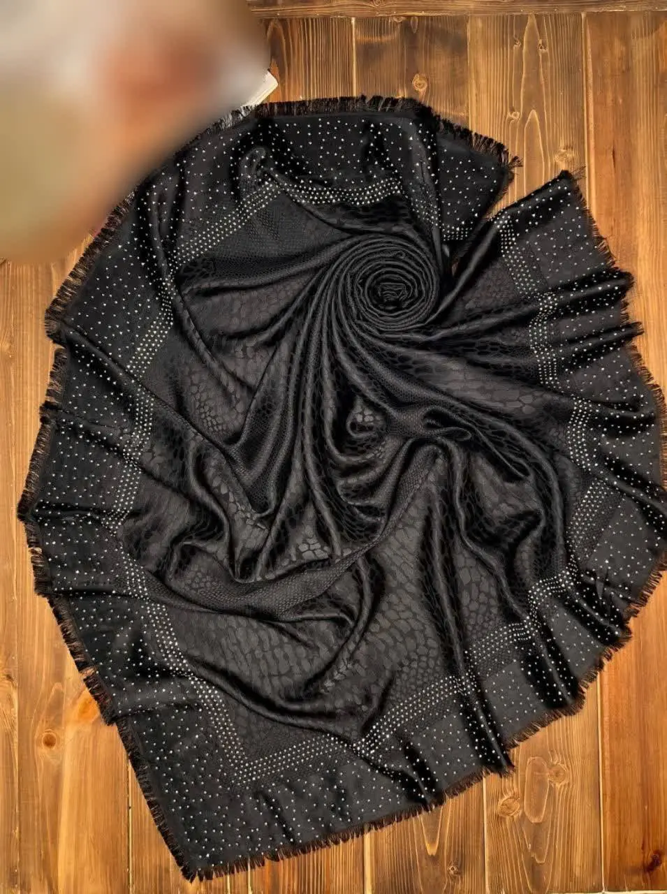 ✅ روسری مشکی ژاکارد ابریشم که رو دستش جایی نیست. 
