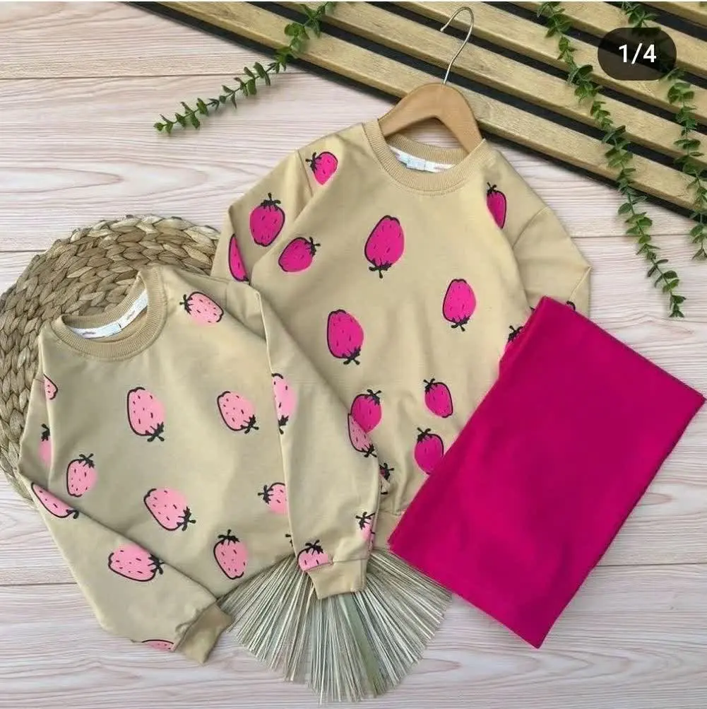 👚نام: بلوز شلواردخترانه کارگو چاپ توت فرنگی جنس دورس پنبه درجه یککک
