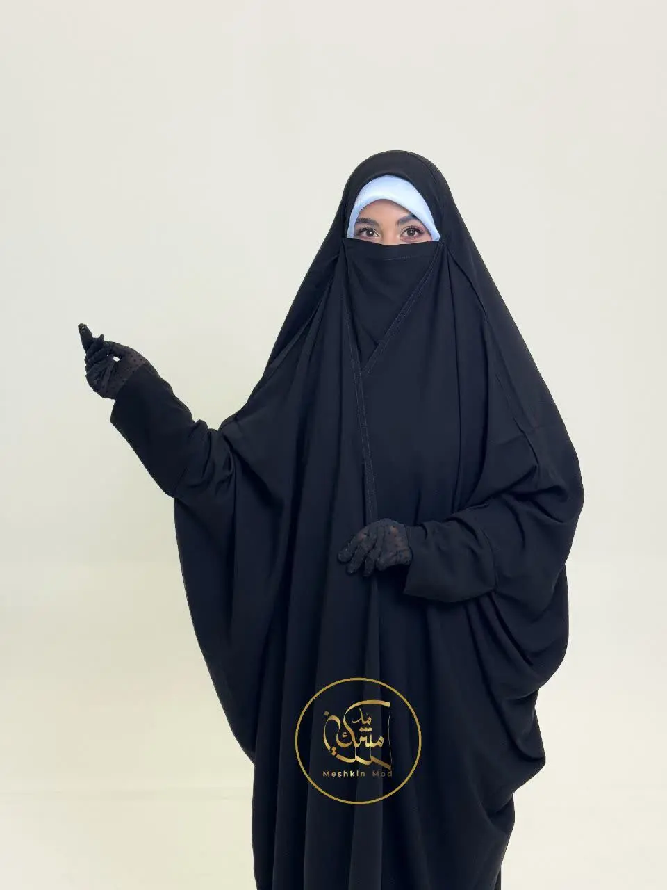 چادر بحرینی، یکی از محبوب‌ترین مدل‌های چادر عربی، با طراحی ساده و برش آزاد، مناسب برای استفاده روزمره، زیارت، مراسم مذهبی و حتی محیط کار است. 
