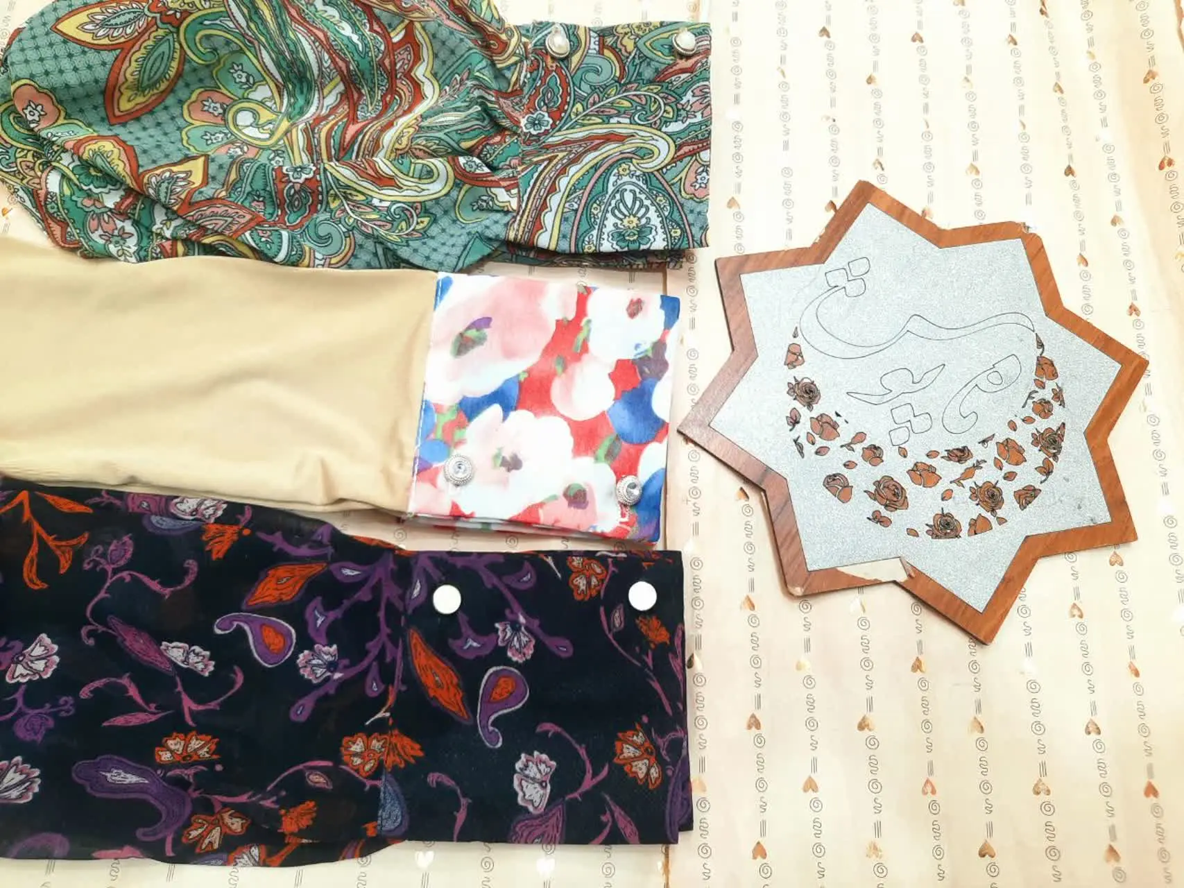 ساق دست‌های طرحدار همیشه پر طرفدار بوده 👌😊 مخصوصا مدل شومیزی که دکمه داره و خیلی راحته🌱
