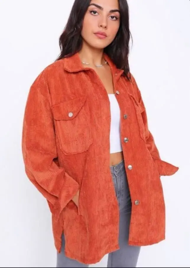 🟩 مانتو مخمل کبریتی دو جیب در بالا و دو طرح جیب در پایین، پارچه خارجی 
