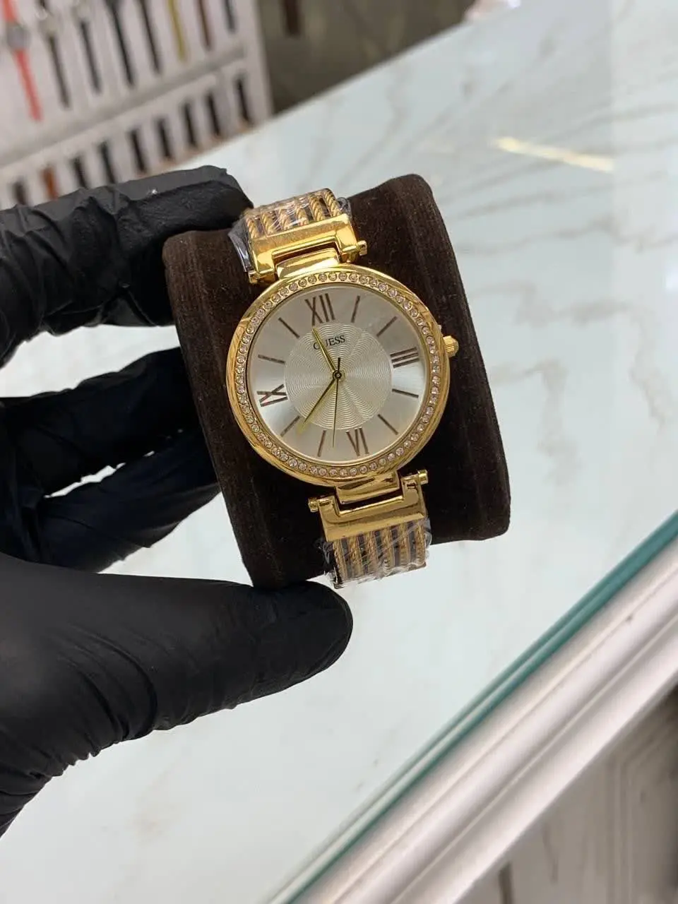 نام: ساعت زنانه یا دخترانه رنگ ثابت طلایی قاب درشت دور قاب نگین
