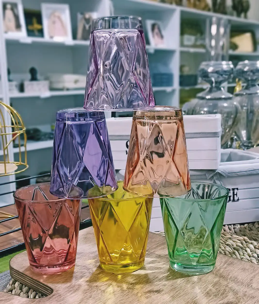 لیوان شیشه‌ای ۶ رنگ طرح لوزی
