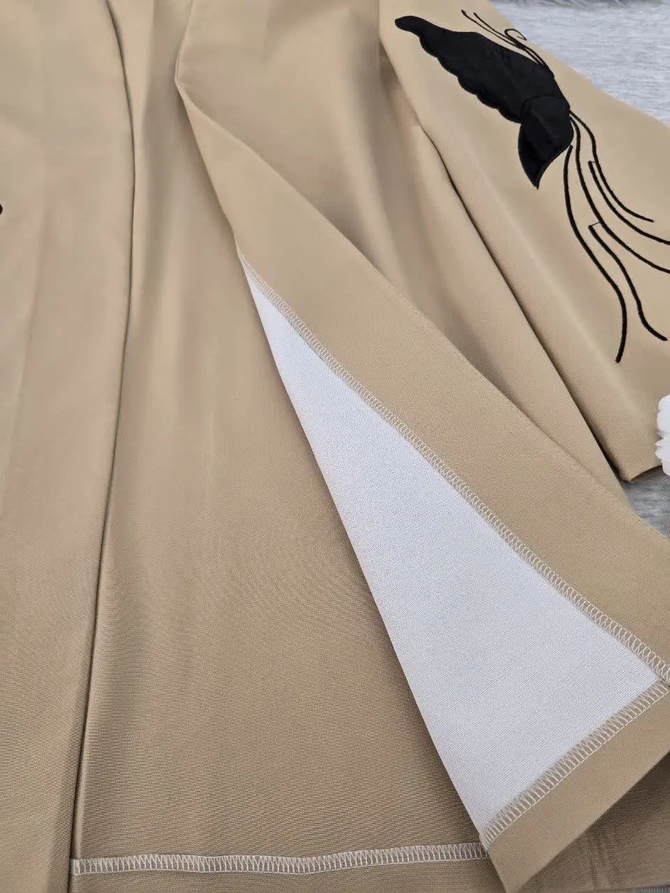 در جریانین ک امسال مانتو گلدوزی چقدر ترند شده 🤩 یه مدل مانتو باب مهمونی و مجالس 🥰 خانما ببینید چ مدلی حراج خورده 😍همونی ک دل همه رو برده مدلی ک تو کمد هر خانمی واجبه بودنش🥰 جنس عالی و با کیف