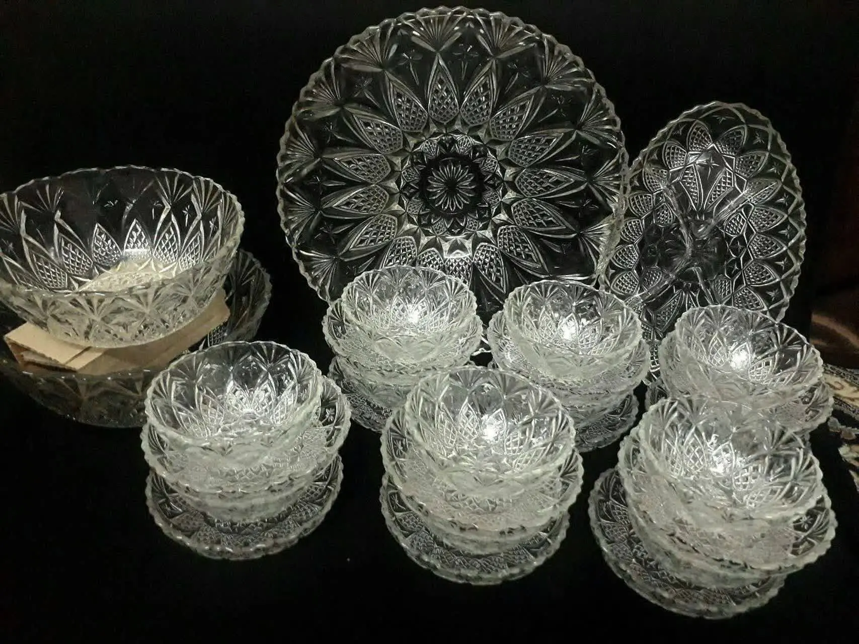 یک سرویس ۲۸ پارچه اناناسی ۱۲ نفره فرانسه 
