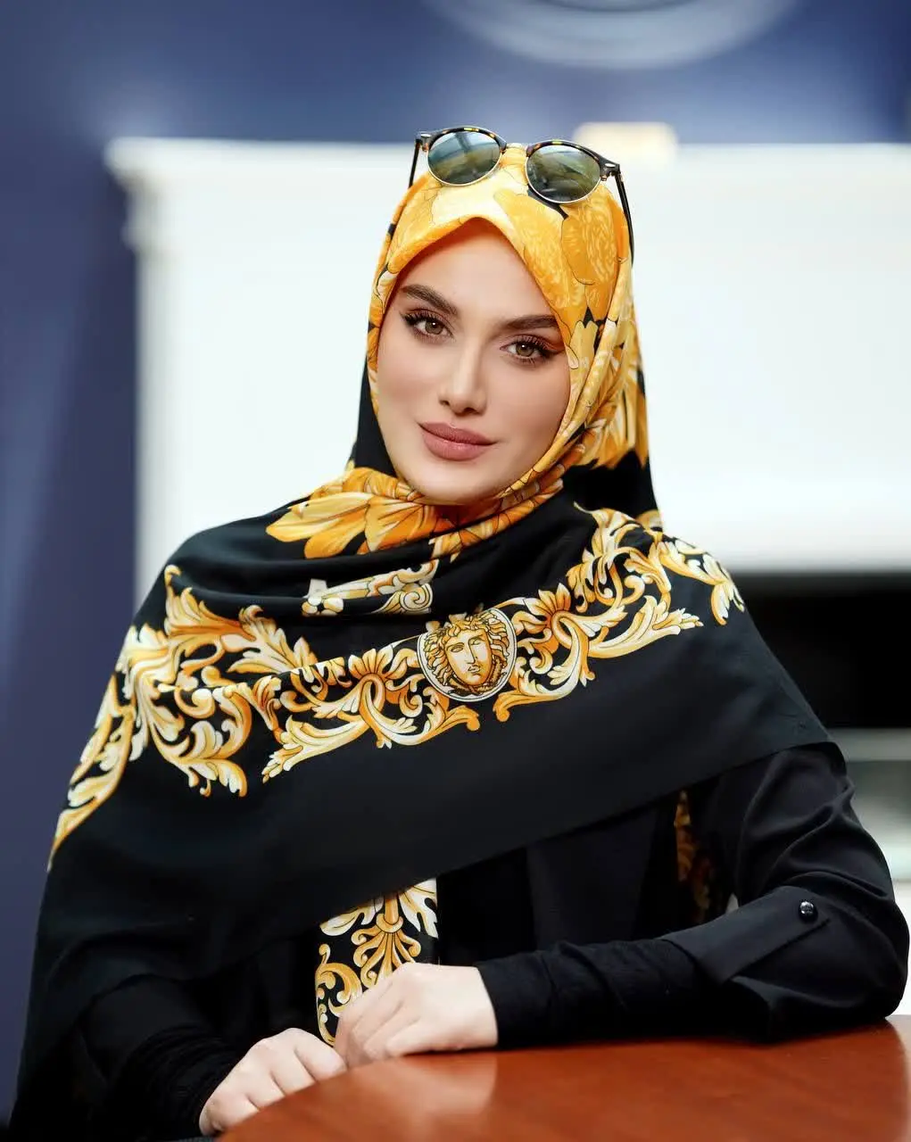 مشکی طلایی پسندا اگه روسری نخی مجلسی شیک بدون پرز میخوای پیشنهادم بهت روسری نخی وال ترک 💁‍♀👌
