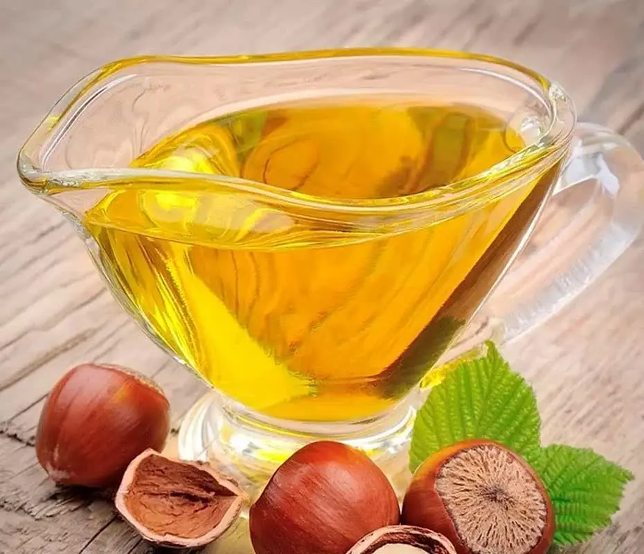 روغن فندق به دلیل محتوای غنی از آنتی‌اکسیدان‌ها و ویتامینE، یکی از بهترین گزینه‌ها برای تقویت و پرپشت کردن ابرو و مژه است. استفاده از این روغن طبیعی می‌تواند نتایج چشمگیری در بهبود رشد و ظاه
