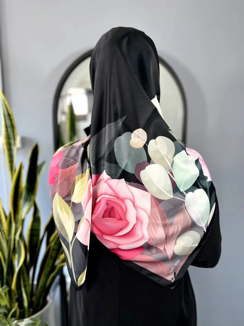 گلهای رنگی و شاد رو زمینه مشکی چه جولانی میده نه؟ 

