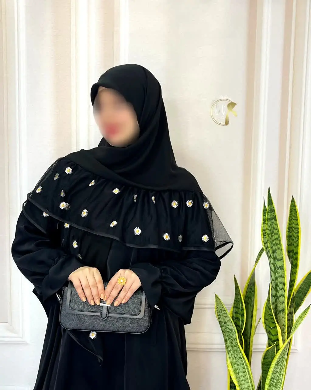 روسری مشکی حریرکرپ لبه تور گلدوزی بابونه 
