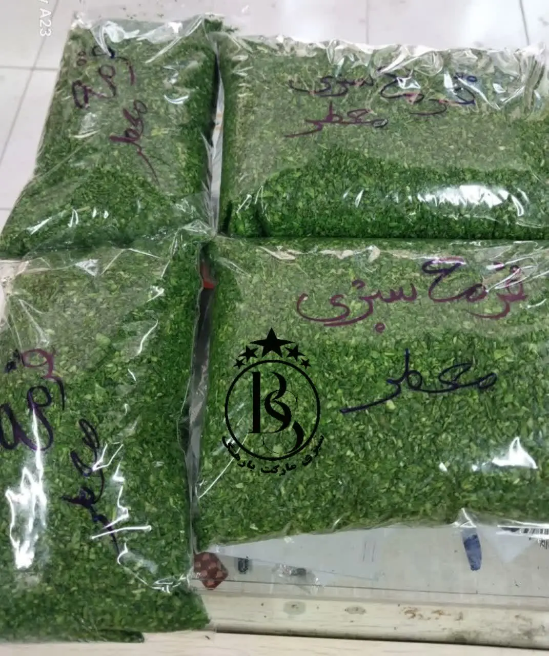 🤔• سوال خیلی‌هاتون این هست که داخل قرمه معطر چی داره؟ 
