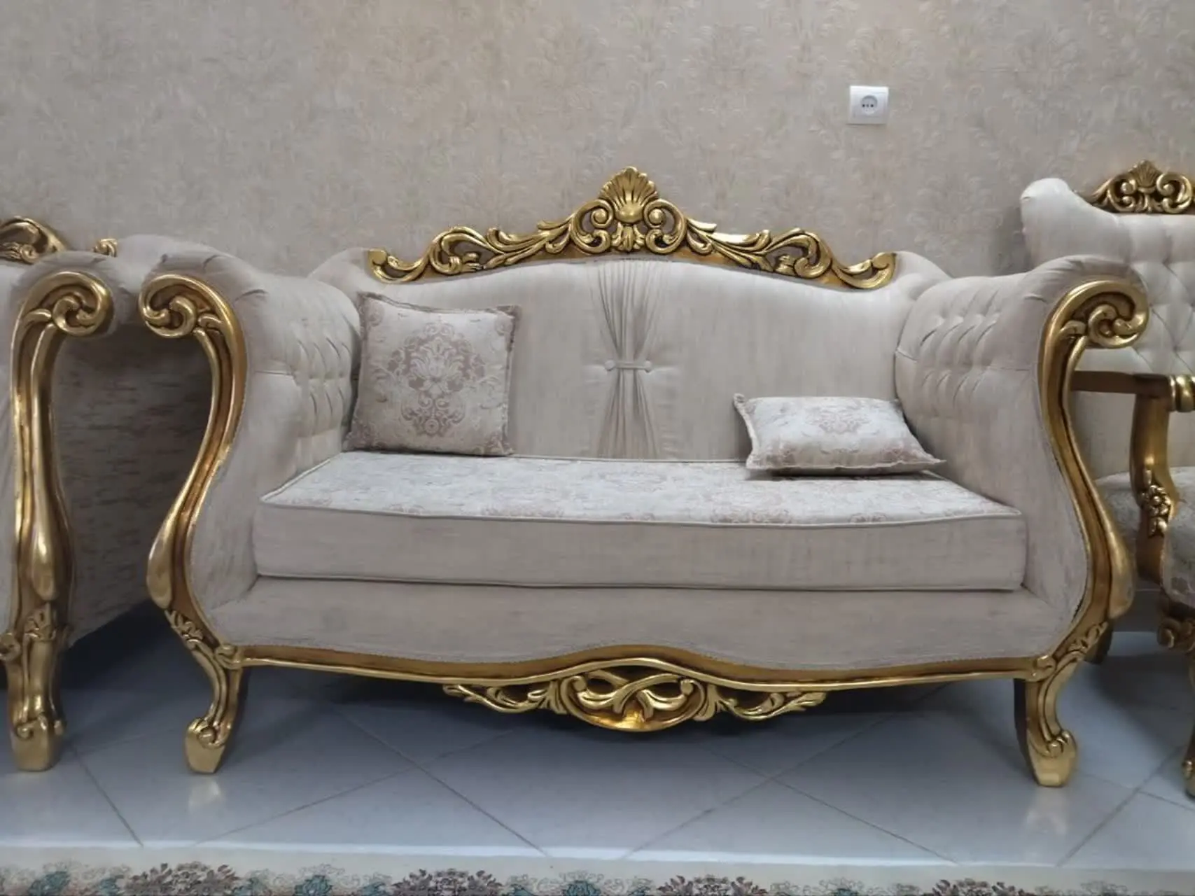 ۷ نفره با میز ست خودش سالم سالم در حد نو هستش، ۲۵ میلیون، دقیقا مطابق عکسها. 
