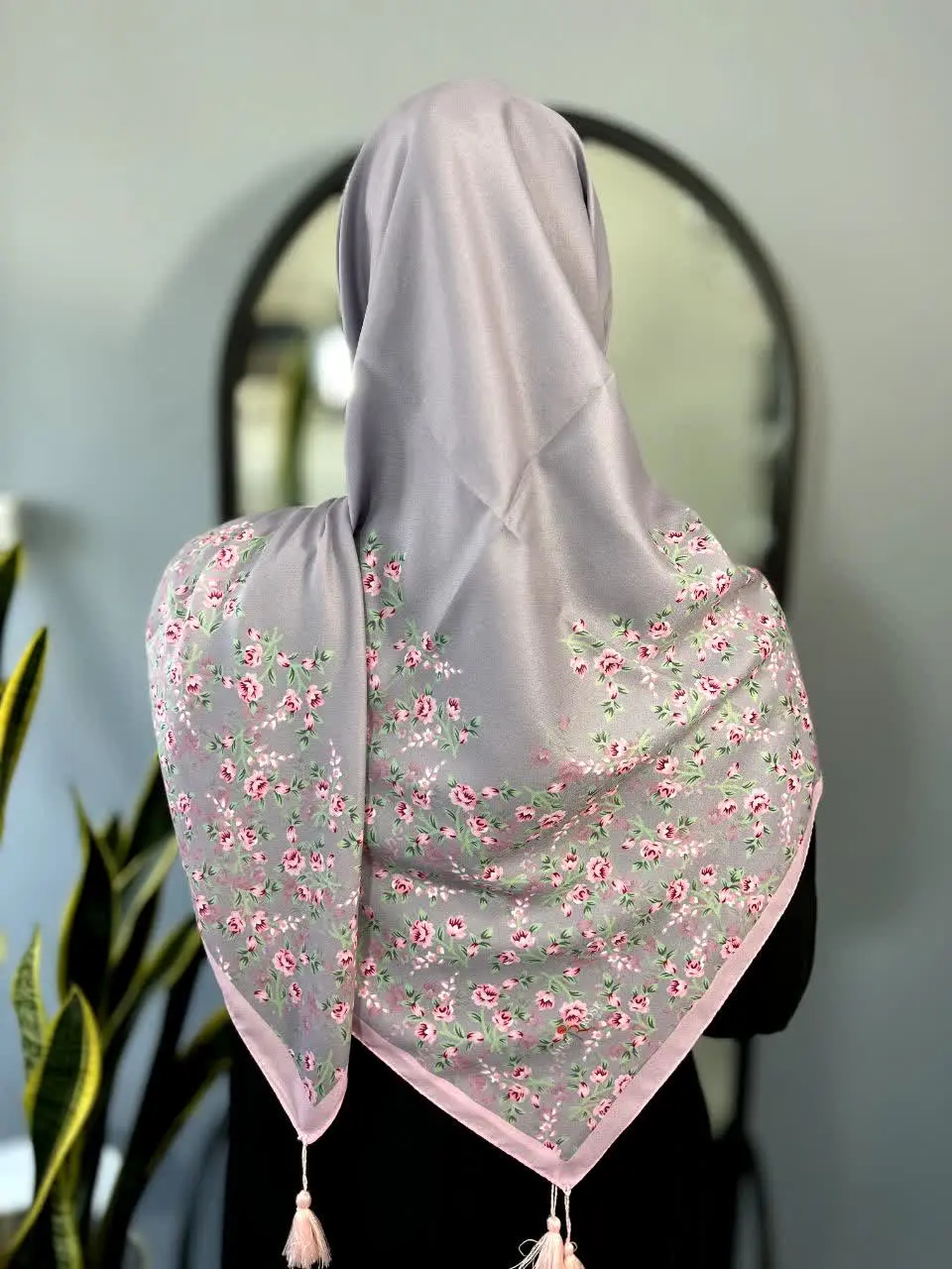 زمینه طوسی با حاشیه گلهای ریز صورتی
